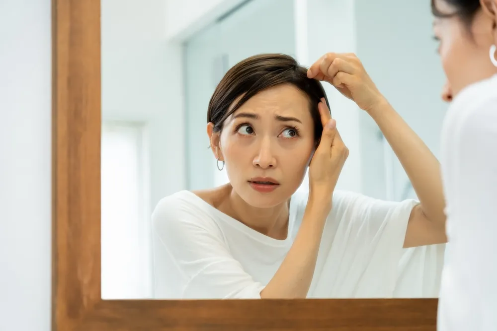 白髪、抜くと増える？薬剤師が明かす髪と頭皮のSOS