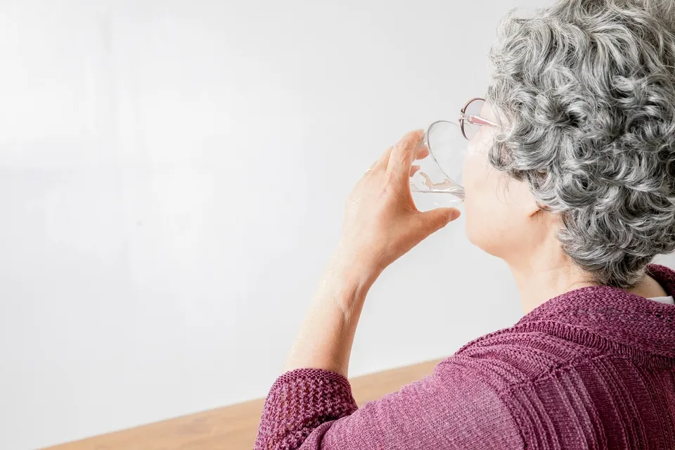 喉が渇かなくても飲んで！冬の脱水症状を防ぐ最強の水分補給テク