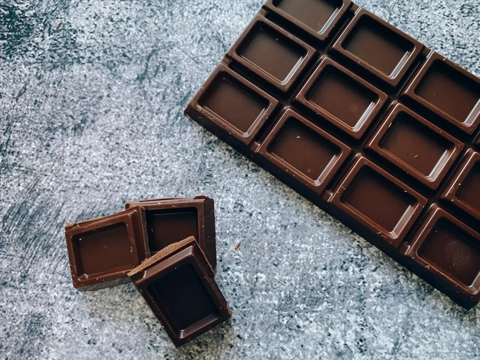 チョコでニキビはできる？医学的根拠と場所別の悩みを解説！